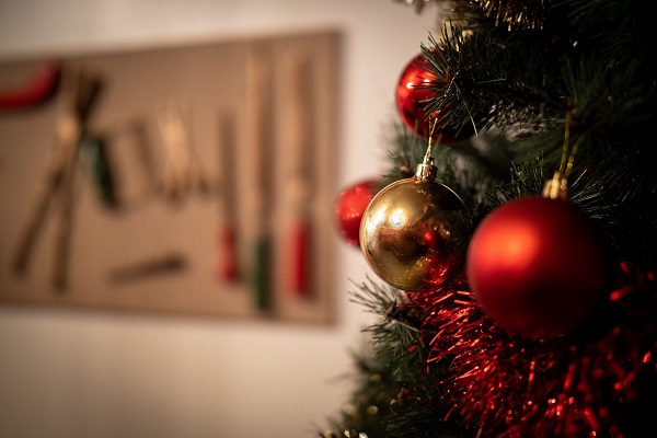 Des boules de Noël sur un sapin