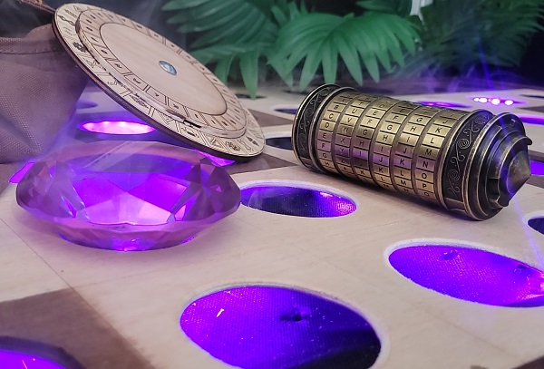 Un diamant violet et des objets de décoration.