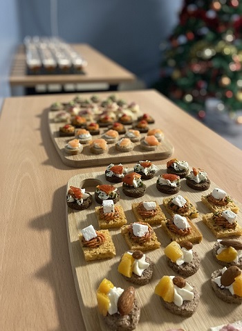 Des petits fours sur des tables