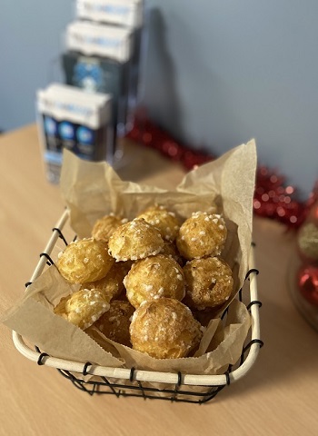 Des chouquettes dans une corbeille